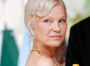 PAMELA ANDERSON  sve iznenadila u Milanu: Pokazala glamur, a zbog OVOG detalja svi pričaju o njoj - vratila nas je u prošlost!