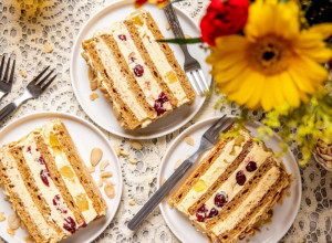 MOSKVA ŠNIT: Čuvena kremasta torta sa višnjama i ananasom koja osvaja sva čula