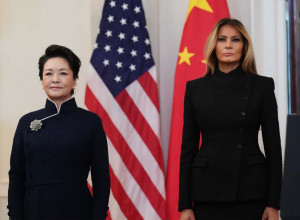 Melanija bira strogi minimalizam, Peng Lijuan tradicionalnu eleganciju: Dve prve dame i dve vizije diplomatskog stila