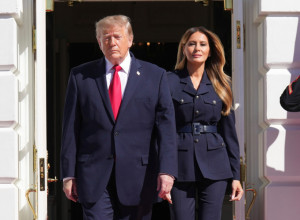 Moćno i strogo: Melanija Tramp u tamnoplavom odelu pokazala lekciju iz stila - sa ovom ženom nema šale!
