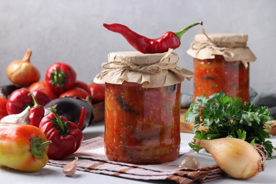 Kraljica domaće zimnice: Recept za čuvenu LOVAČKU SALATU koja nema konkurenciju