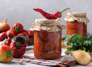 Kraljica domaće zimnice: Recept za čuvenu LOVAČKU SALATU koja nema konkurenciju