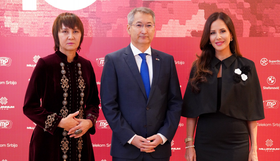 TAMARA VUČIĆ u crnom izdanju pokazala kako se nosi elegancija: Haljina sa UPEČATLJIVIM detaljima privukla svu pažnju na Etnolodži festivalu (GALERIJA)
