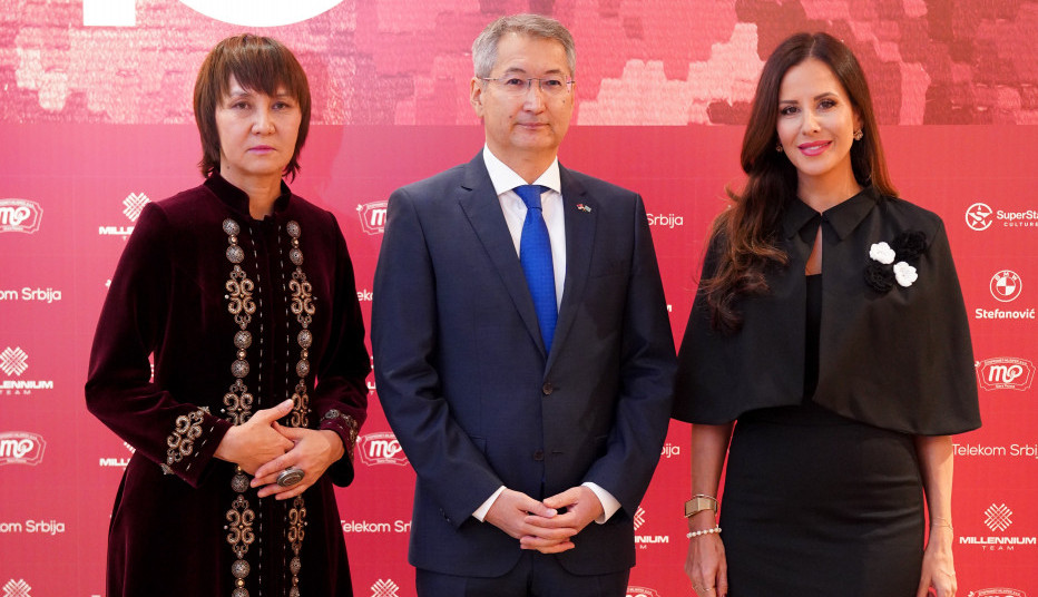 TAMARA VUČIĆ u crnom izdanju pokazala kako se nosi elegancija: Haljina sa UPEČATLJIVIM detaljima privukla svu pažnju na Etnolodži festivalu (GALERIJA)