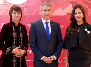 TAMARA VUČIĆ u crnom izdanju pokazala kako se nosi elegancija: Haljina sa UPEČATLJIVIM detaljima privukla svu pažnju na Etnolodži festivalu (GALERIJA)