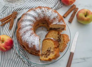 KUGLOF SA JABUKAMA I ORASIMA: Recept za sočan, mirisan i vazdušast kolač koji uspeva i početnicima