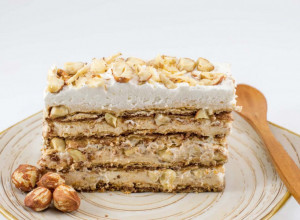 Torta ŠPANSKI VETAR: Hrskave kore, lešnici i slojevi raskošnog fila - recept koji uvek uspeva