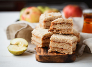 SIPANA PITA OD JABUKA: Recept za sočan kolač bez razvijanja kora, mleka i jaja, a uvek uspeva