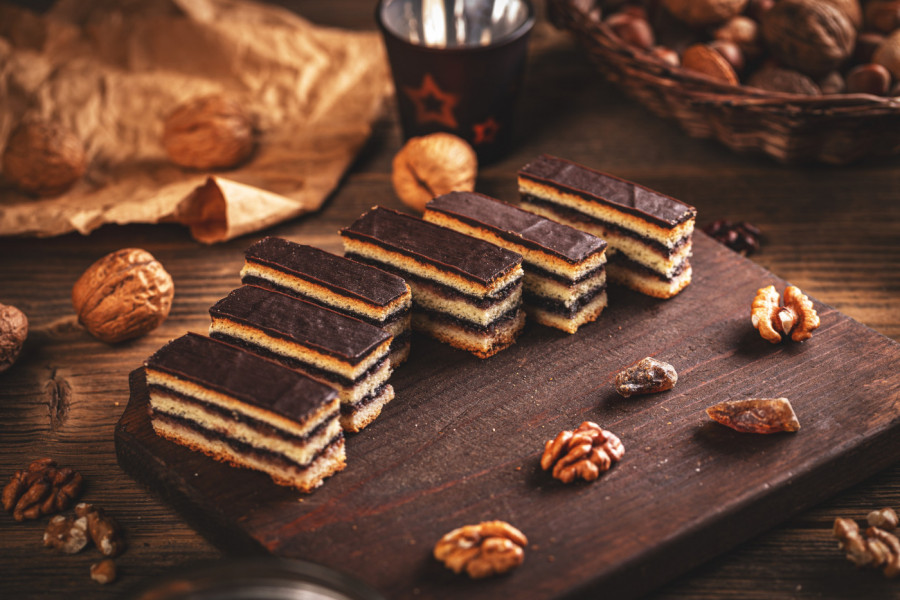 Starinske ŽERBO KOCKE kakve su pravile naše bake: Orasi, džem i čokolada u kolaču kojem je teško ODOLETI (RECEPT)