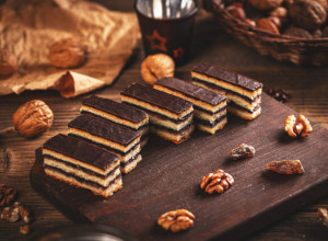 Starinske ŽERBO KOCKE kakve su pravile naše bake: Orasi, džem i čokolada u kolaču kojem je teško ODOLETI (RECEPT)