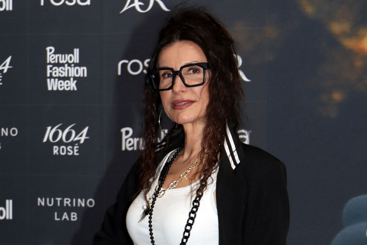 Snežana Dakić u BOJI JESENI od glave do pete: Jedan detalj svi gledaju – ZLATNE kaubojske čizme ukrale šou (FOTO)