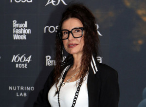 Snežana Dakić u BOJI JESENI od glave do pete: Jedan detalj svi gledaju – ZLATNE kaubojske čizme ukrale šou (FOTO)