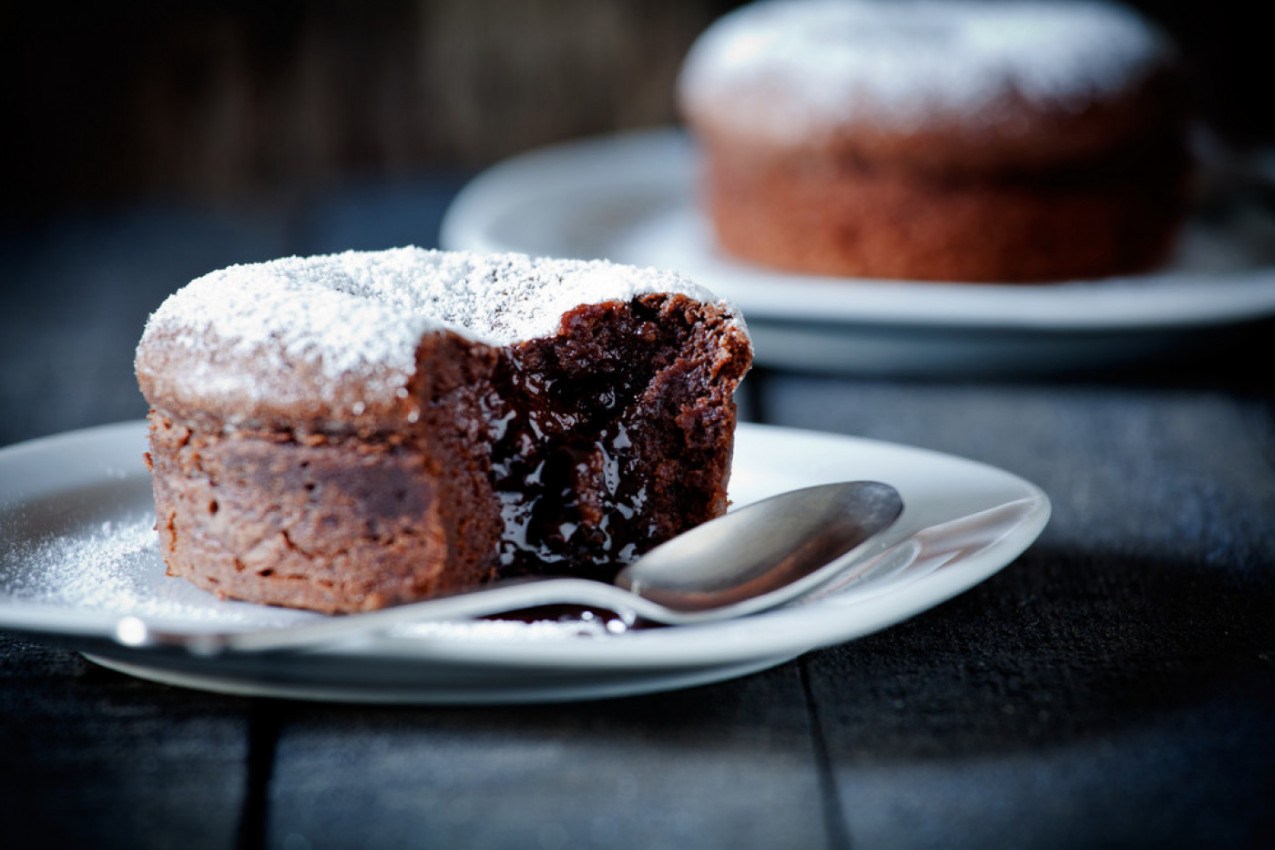 ČOKOLADNI SUFLE za samo 7 minuta: BRZ RECEPT za desert kojem je nemoguće odoleti
