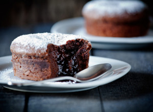 ČOKOLADNI SUFLE za samo 7 minuta: BRZ RECEPT za desert kojem je nemoguće odoleti