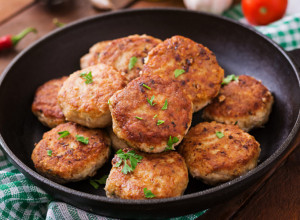 FAŠIRANE ŠNICLE kao iz bakine kuhinje: Uz ovaj recept biće sočne iznutra, a spolja savršeno rumene - u ovome je tajna!
