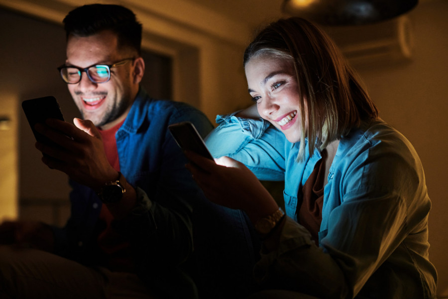 PEKU VAS OČI posle gledanja u telefon? Problem možda nije ekran, već ONO što nesvesno radite