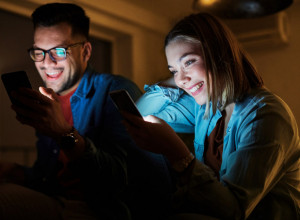 PEKU VAS OČI posle gledanja u telefon? Problem možda nije ekran, već ONO što nesvesno radite