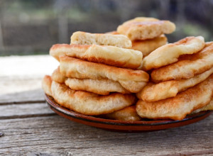 DOMAĆE MEKIKE KAO NEKAD: Spolja hrskave, iznutra mekane - tajna je u testu (RECEPT)
