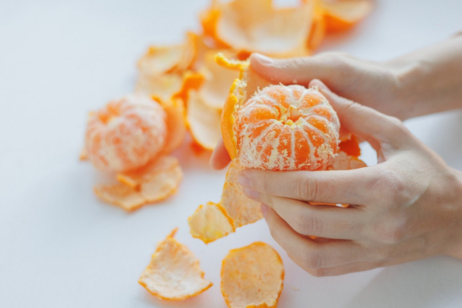 NE BACAJTE KORE MANDARINA: Napravite prirodno sredstvo za čišćenje od samo 2 sastojka