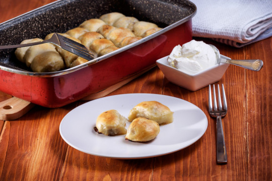 DOMAĆE MANTIJE kao iz pazarske pekare: Sočne iznutra i pune mirisnog mesa (RECEPT)