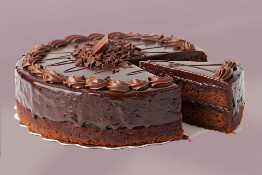 SAHER TORTA KAO IZ BEČA: Čokoladna poslastica kojoj je teško odoleti (RECEPT)