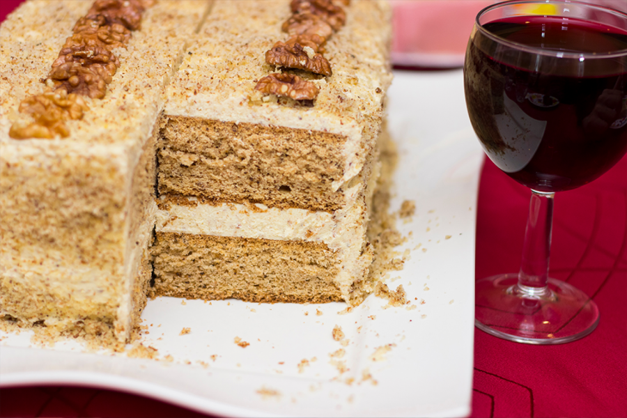 Domaća torta sa orasima: Dve mekane kore i bogat, kremast fil - idealna za svečanu trpezu